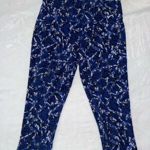 Nike Legend 2.0 Dri-FIT Printed Capri leggings featuring a blue quake pattern